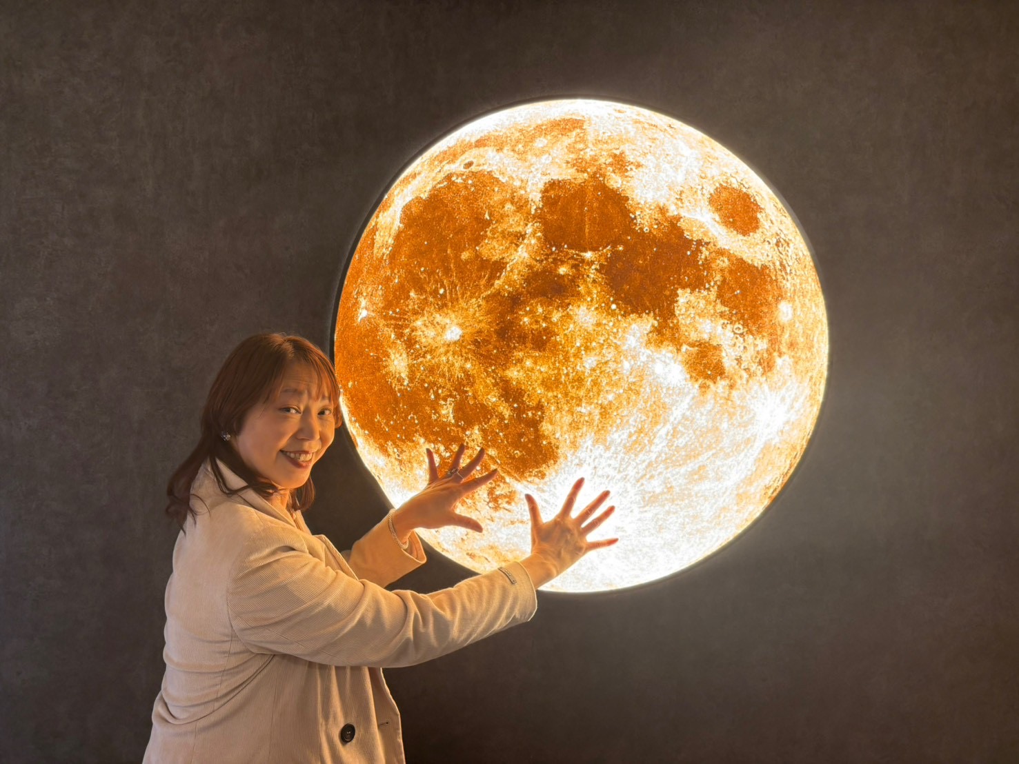 月のオブジェと竹原恵子